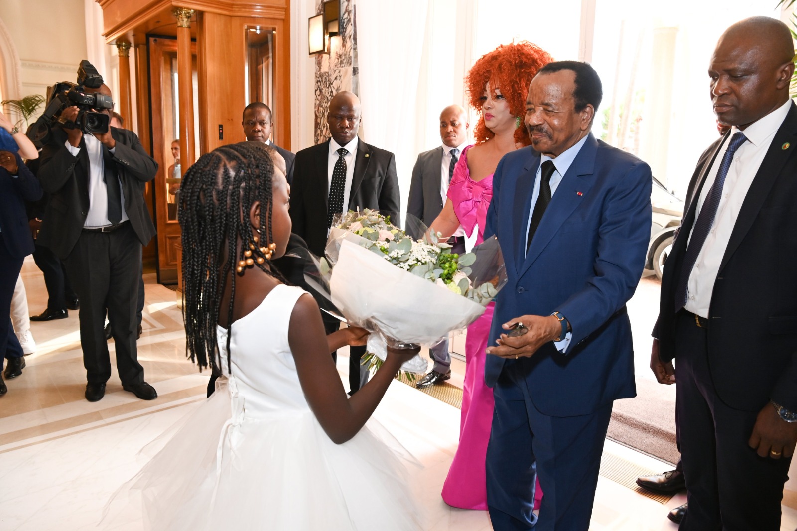 Paul et Chantal Biya recoivent un bouquet de fleurs