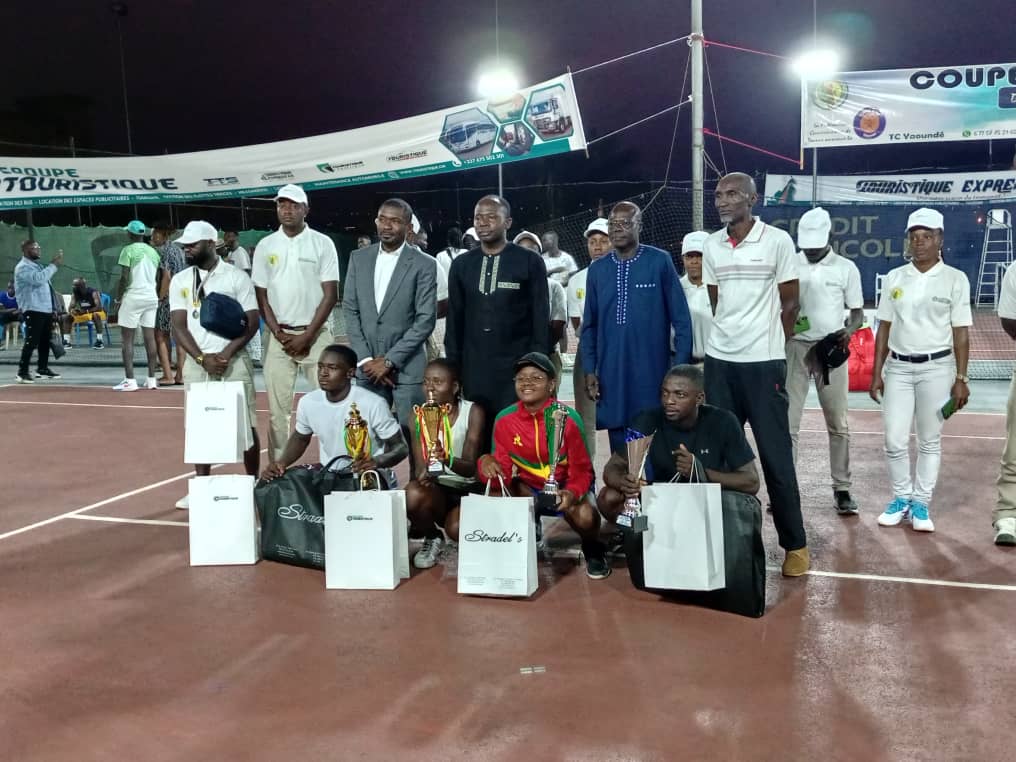 photo de famille des vainqueurs, et finalistes en présence des responsables du sport