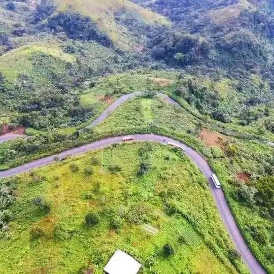 vue sur la route de la falaise de Dschang